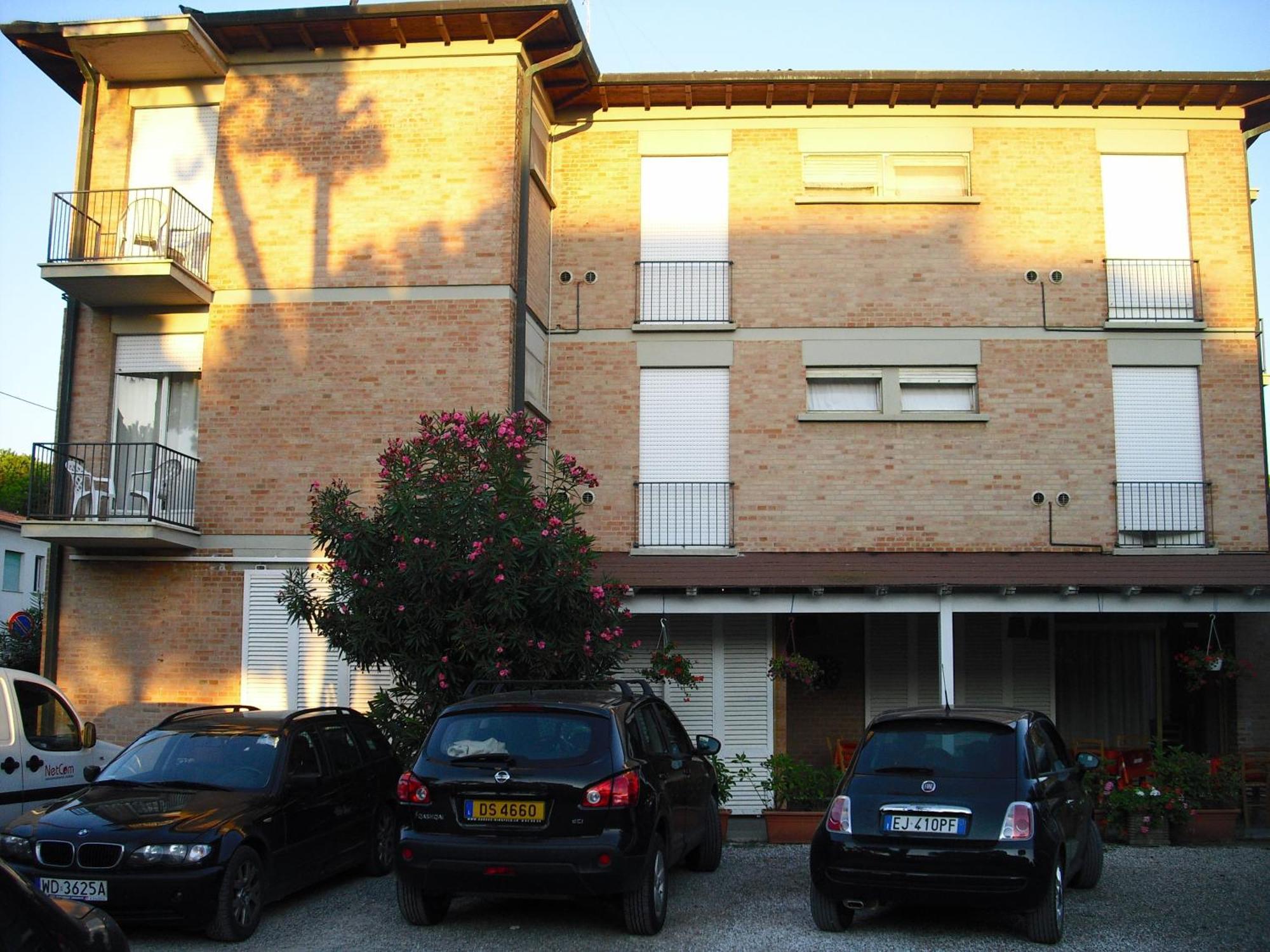 Hotel Garden Tirrenia Buitenkant foto