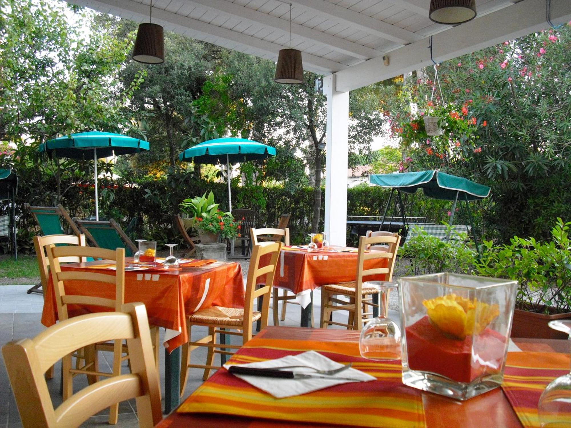 Hotel Garden Tirrenia Buitenkant foto